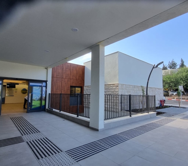 מבט לכניסה מתוך הבנין