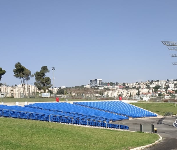 כיסאות ישיבה במה ומדשאה באמפי