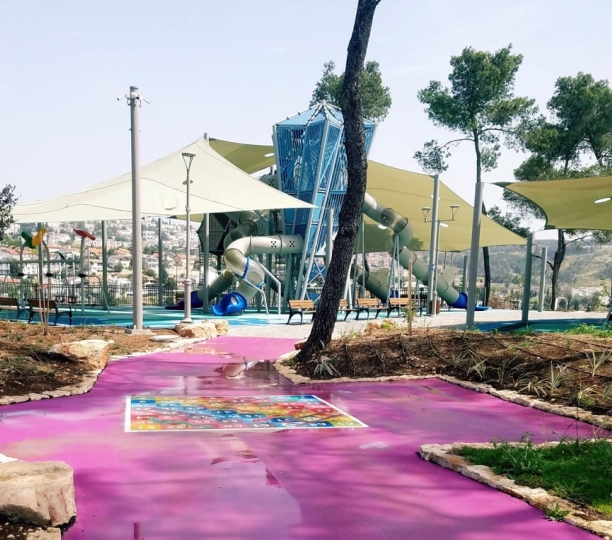 מתקני רצפה בשביל צבעוני  בכניסה לפינת משחקים