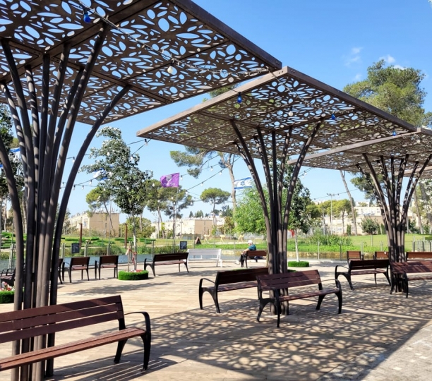 רחבת ישיבה מוצלת עי פרגולה ממתכת